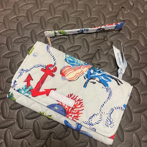 ✨ Vera Bradley RFID Passport Wallet – Coastal Anchors & Seashells Print – Wristl - Picture 1 of 4